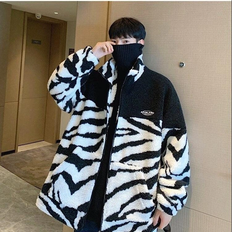 Giubbotto Zebra Chic: Stile Selvaggio, Zip-Up e Fascino Immediato, Un Must-Have!
