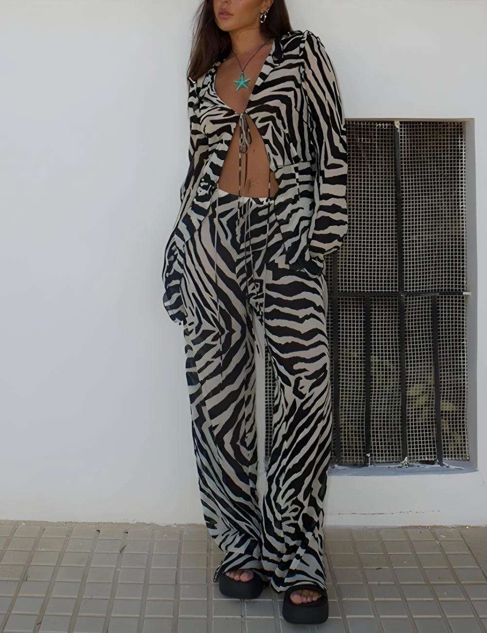 Completo Zebra Chic: Blusa Annodata & Pantaloni, Un Duo Stiloso Per Un Look Indimenticabile!