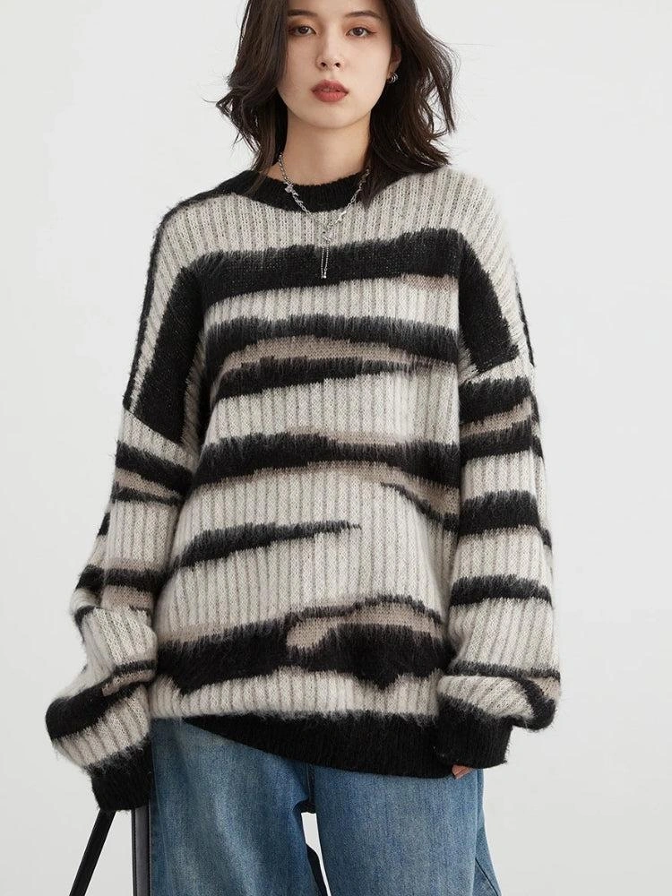 Maglione Zebra in Maglia: Stile Selvaggio, Calore Avvolgente, Eleganza Italiana.